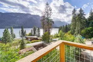 Lake Wenatchee Getaway with Water and Mountain Views! - Telma