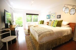 South Beach Steps to Ocean Drive with Free Parking