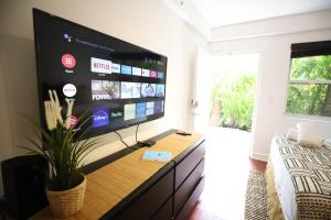 South Beach Steps to Ocean Drive with Free Parking