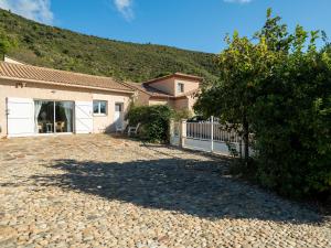 Cosy villa in Montouliers with private pool