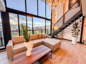 Skyline Suites - Elegant Living with Coworking & Scenic Views