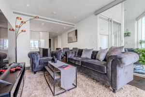 Bright 2BR high floor flat, Nine Elms, 3min tube