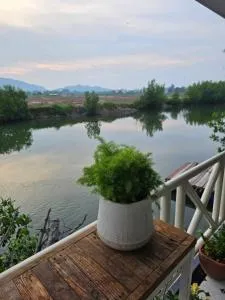 A small house next to the canal - Dohn Hieng