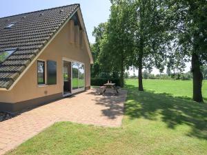 Bungalow in Sondel near Slotermeer Lake