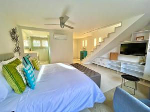 by Calamari Homes - Parque Centenario casa 206 walled city