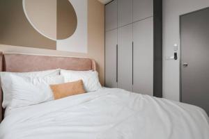 4BR Modish Room MVertica Near MRT by RumaBnB