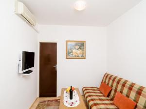 Apartment Amela - Two Bedroom Apartment with Balcony 