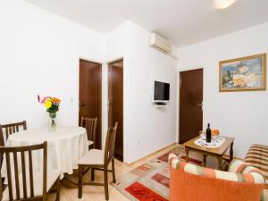 Apartment Amela - Two Bedroom Apartment with Balcony 