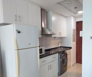 White Sage - Luxurious Studio in JLT With City Skyline View