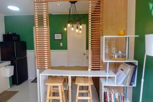 Vinta with Netflix and Vinyl Player and Washer