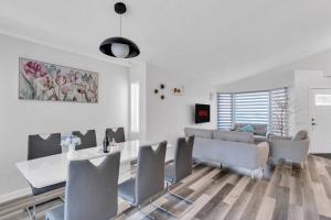 ModernOasis with AC&MovieRoom close to Downtown15 Banff 60