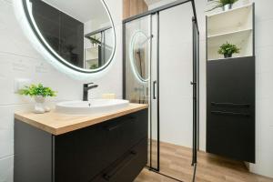 Stylowy Apartament z Parkingiem Łódź by Noclegi Renters