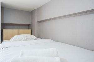 Comfy and Minimalist Studio Dave Apartment near Universitas Indonesia By Travelio