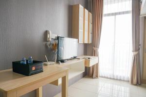 Comfy and Minimalist Studio Dave Apartment near Universitas Indonesia By Travelio