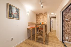 Stylish apartment, Top center!