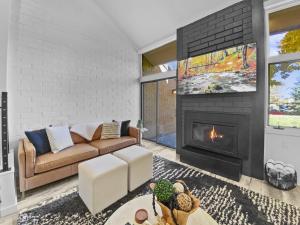 1674 Captain Mollys Hideout! Walk to Slopes! Hottub Pool! condo