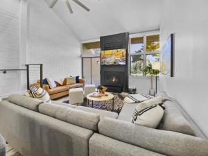 1674 Captain Mollys Hideout! Walk to Slopes! Hottub Pool! condo