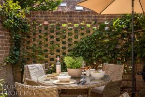 Charming Mews House in Historic Winchester