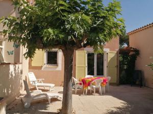 Villa plein sud semi climatisée- 4 couchages, en résidence LES ONDINES avec piscine commune, 500 m de la mer LROND28