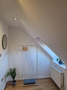 Large 4-bed house for up to 7 guests w 2x parking