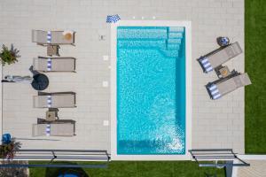 NEW! Modern Villa Nacle with heated Pool 