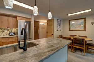 MP615 Mountain Plaza Center Village Condo 2BR 3BA Hot Tub condo