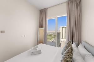 Aesthetic 1BR with Sofa Bed, Access to Pool & Gym