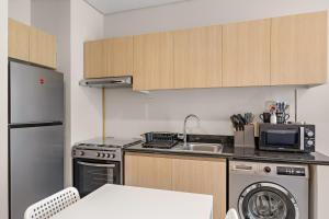 Aesthetic 1BR with Sofa Bed, Access to Pool & Gym