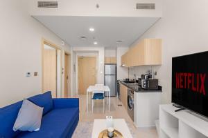 Aesthetic 1BR with Sofa Bed, Access to Pool & Gym