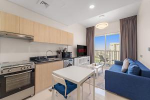 Aesthetic 1BR with Sofa Bed, Access to Pool & Gym