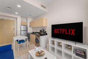 Aesthetic 1BR with Sofa Bed, Access to Pool & Gym