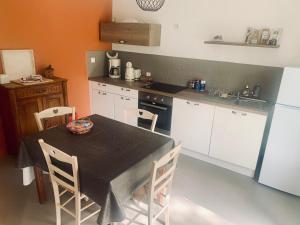 Maison 2 chambres- grand jardin-WIFI - au cœur du village AUBETERRE -visites- conciergerie J&N