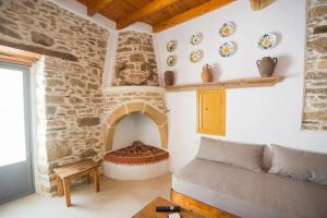 Amarantos-Traditional Village House-Apollona