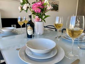 The Pinnacle 3 - 2BED w indoor jacuzzi! by Homely