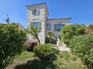 Villas Elegante maison avec un beau jardin, a 150 m de la mer, climatisation, Wifi ... : photos des chambres