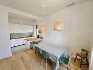 Elegante maison avec un beau jardin, à 150 m de la mer, climatisation, Wifi ...