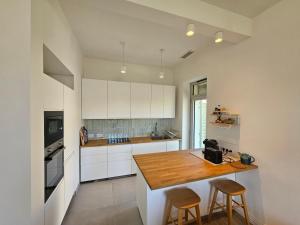 Elegante maison avec un beau jardin, à 150 m de la mer, climatisation, Wifi ...