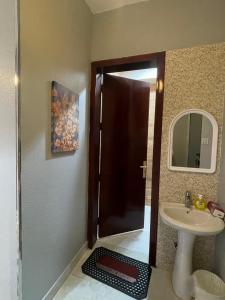 شقة أنيقة بمدخل خاص وكراج