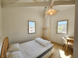 Villas Elegante maison avec un beau jardin, a 150 m de la mer, climatisation, Wifi ... : photos des chambres