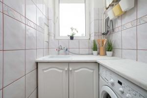 Studio w Centrum Warszawy z Widokiem na Miasto, Wanną i Balkonem by Noclegi Renters