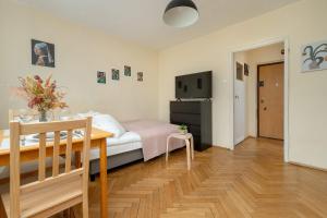 Studio w Centrum Warszawy z Widokiem na Miasto, Wanną i Balkonem by Noclegi Renters