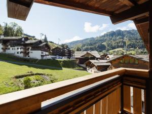 4★, 5 pers, village centre, 125 m pistes, 3 chambres, balcon sud, parking - FR-1-304-296