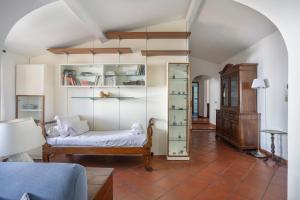 Bright Last-Floor Apartment with Terrace