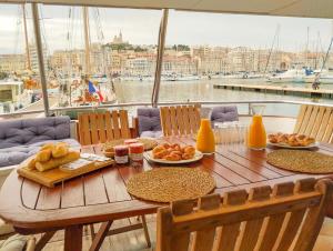 Bateaux Yacht idealement situe au coeur du Vieux-Port : Cabine Familiale dans un Bateau