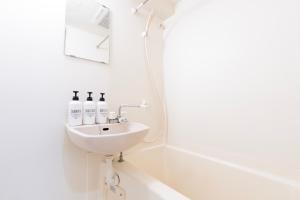 Modern 2 Person Retreat in Nihonbashi - Steps from Kayabachō Subway & Tsukiji