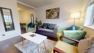 Parlaunt House - 3 bedroom with Free parking
