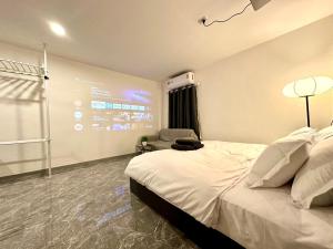 The White Den Chatuchak