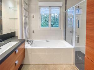 Maisons de vacances Grande Maison Lumineuse a 10km de Paris : photos des chambres