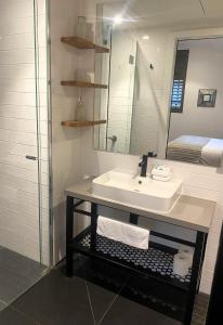 THE DEVLIN APARTMENTS 1 Bedroom Apartment near GMHBA stadium in Geelong - LG03