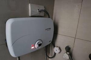 High Ceiling Home by the Pool with Wi-Fi and Netflix